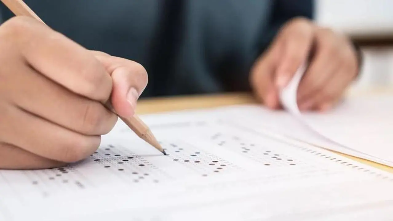 Imagem mostra estudante preenchendo gabarito de prova. Prefeitura de Solonópole está com inscrições abertas para concurso público; salários de até R$ 6 mil