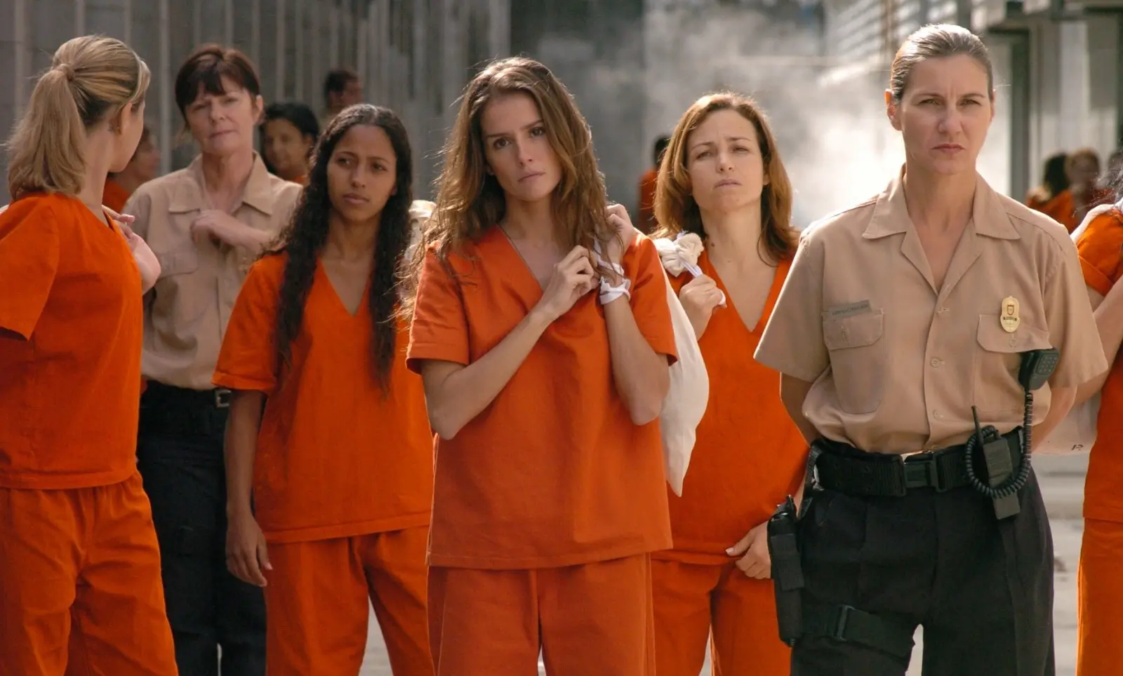 Deborah Secco interpretando Sol no momento em que é presa