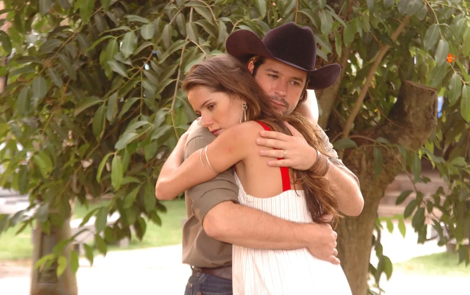 Sol e Tião abraçados