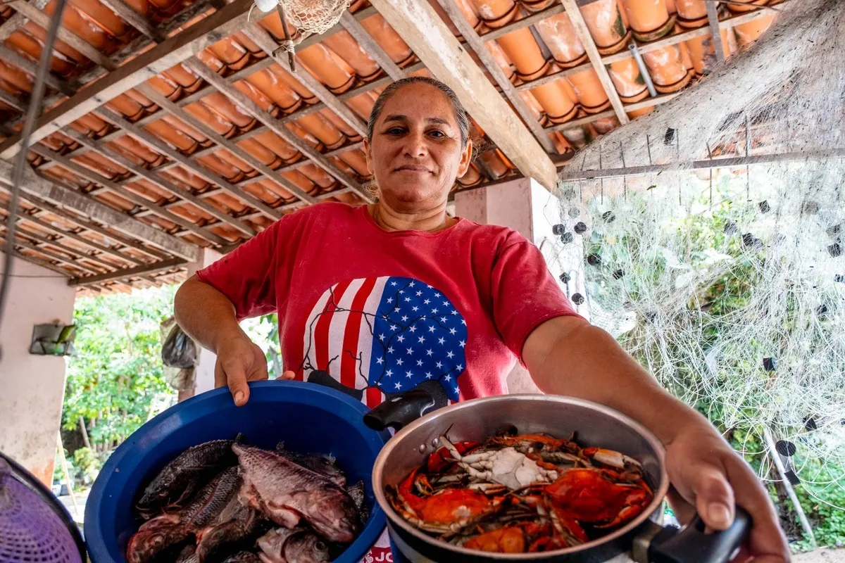 Silvia mostra os frutos da última pescaria