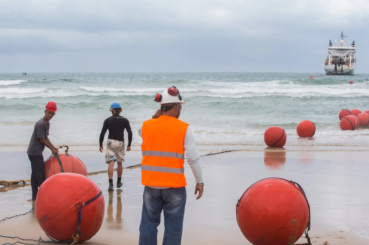 Foto que contém os cabos submarinos da Praia do Futuro