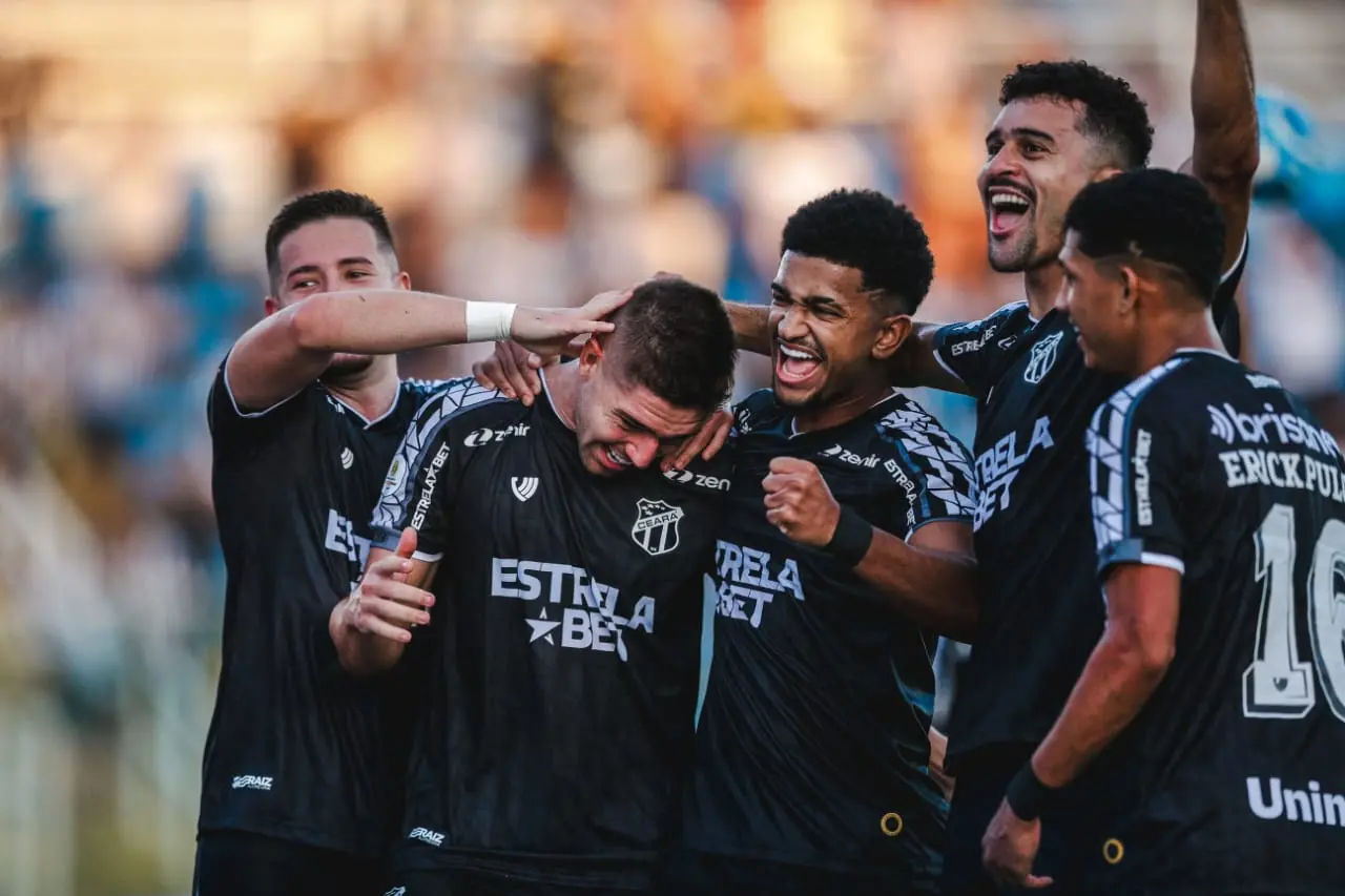 Imagem mostra jogadores de futebol