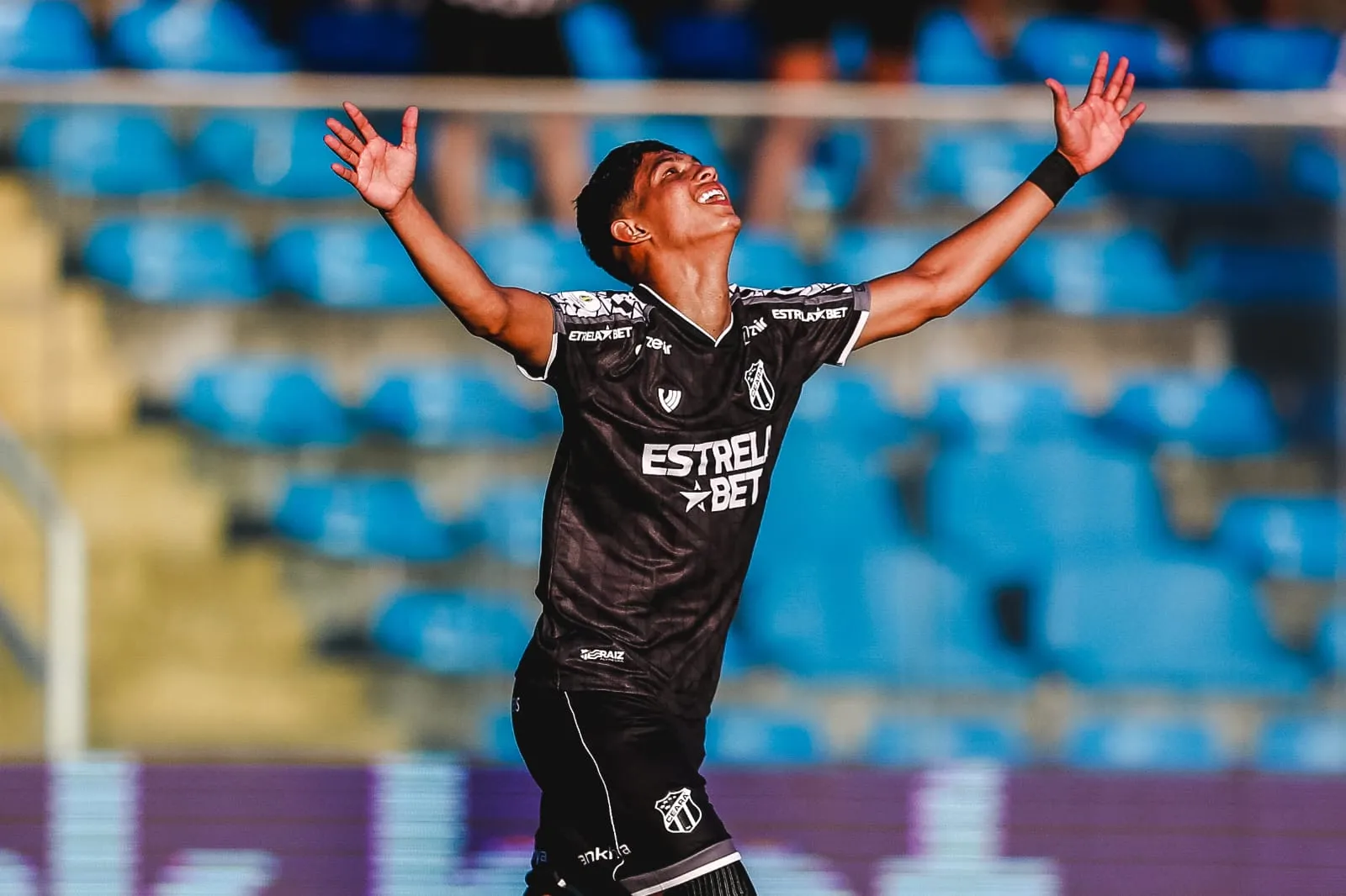Erick Pulga celebra primeiro gol com a camisa do Ceará.