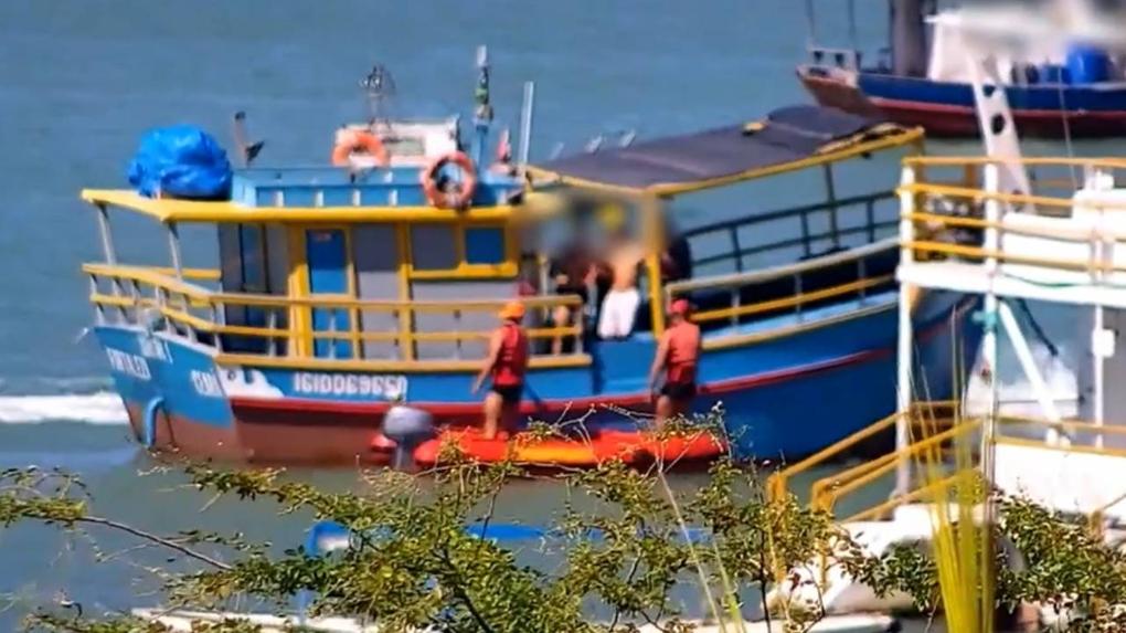Imagem mostra dois suspeitos de roubo nadando em mar do bairro Mucuripe, em Fortaleza, tentando fugir da polícia em 12 de novembro de 2023. Dupla suspeita de roubo tenta fugir nadando pelo mar e é presa em Fortaleza