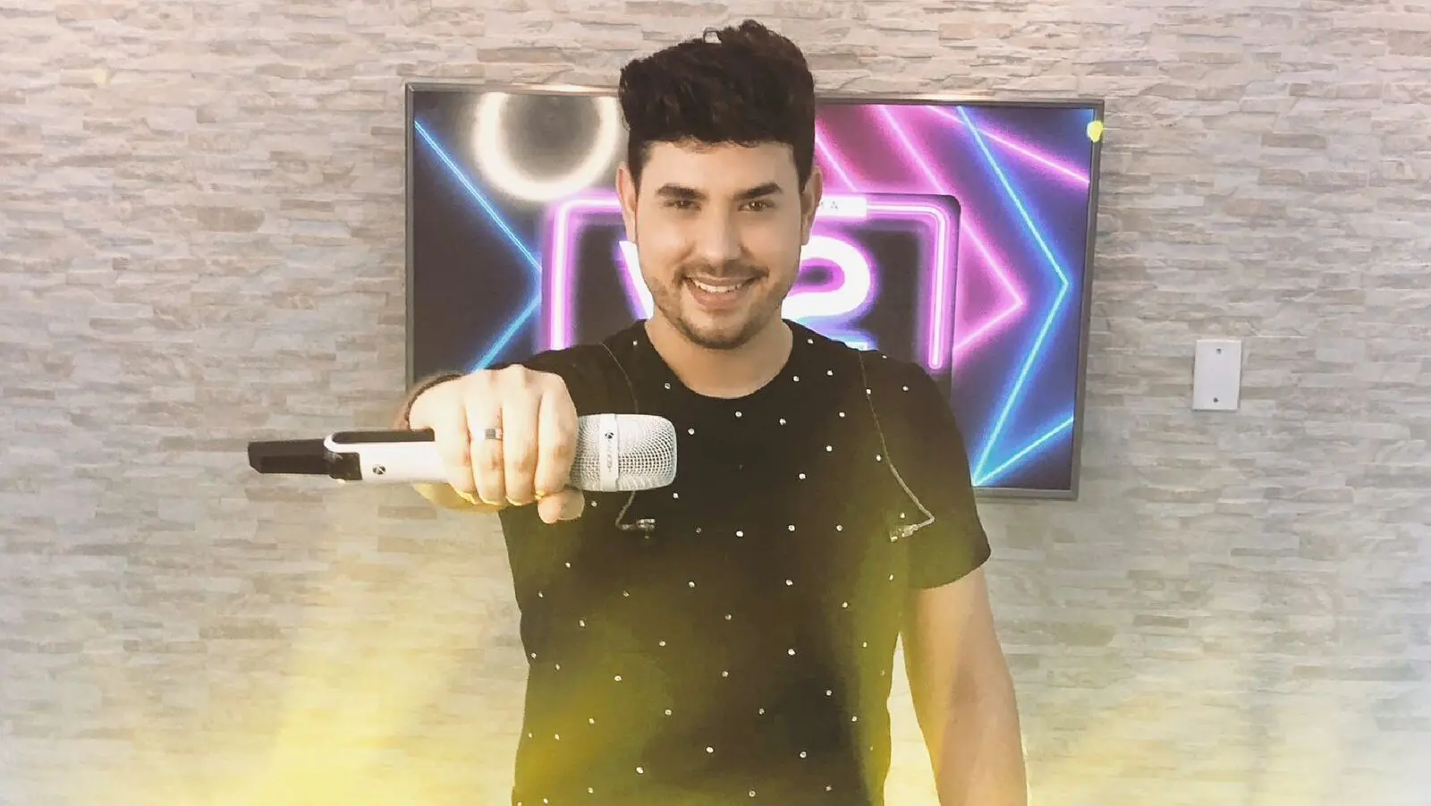 Bruno Carvalho se apresenta em pizzaria do bairro Damas fazendo cover de Joelma