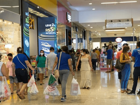 Pessoas andando em shopping de Fortaleza