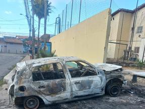 Criminosos efetuaram vários disparos em um portão de um condomínio e depois arremessaram um veículo contra o mesmo portão. O carro, depois, foi incendiado