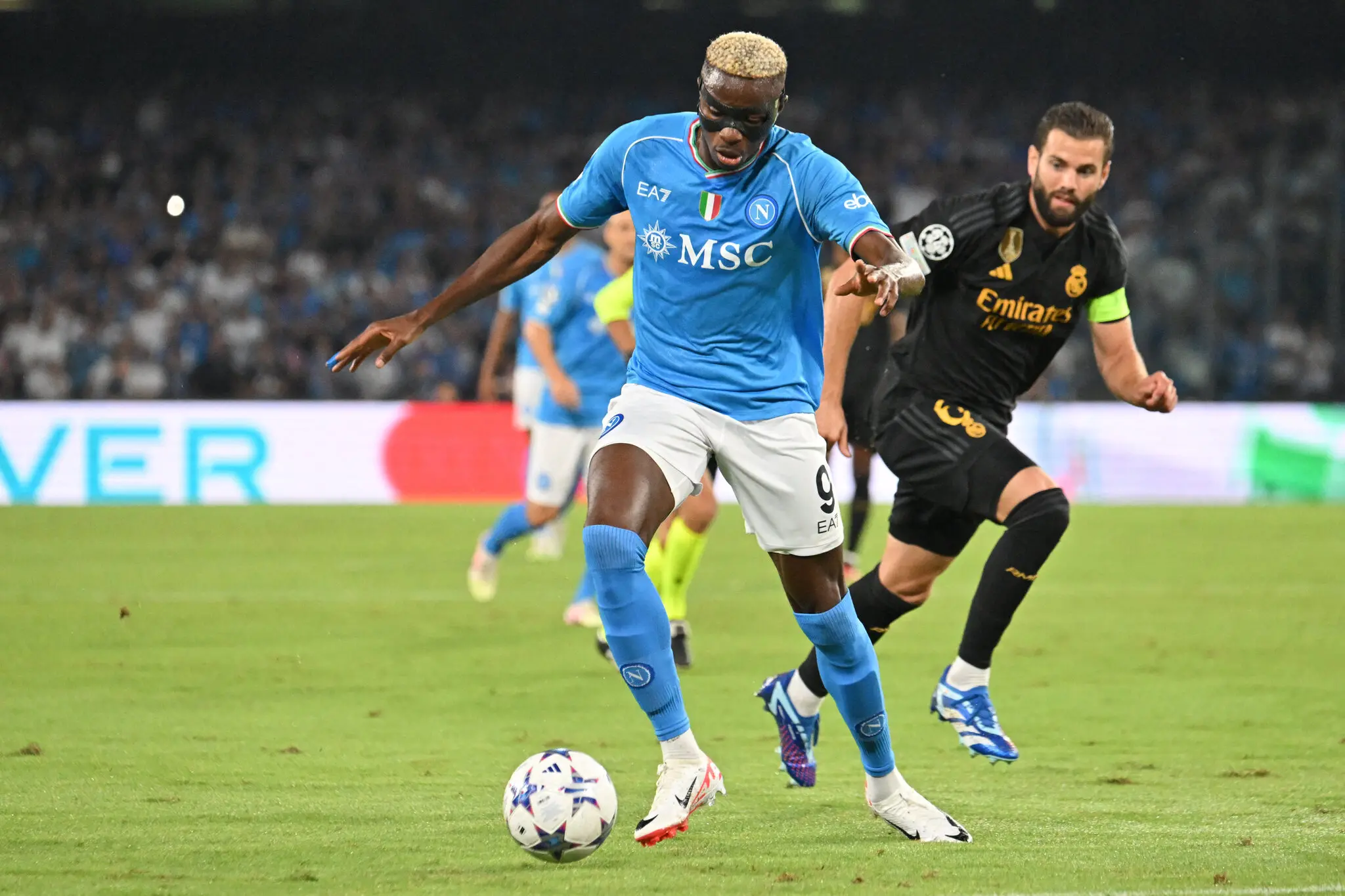 Foto de Osimhen, jogador do Napoli, durante partida