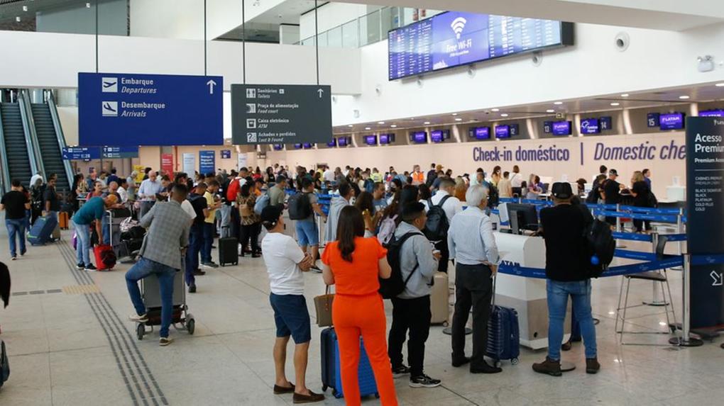 foto de passageiros esperando no Aeroporto de Fortaleza