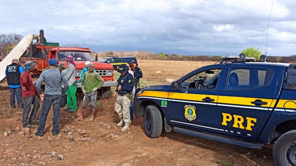Trabalhadores resgatados por agentes da PRF no interior do Ceará