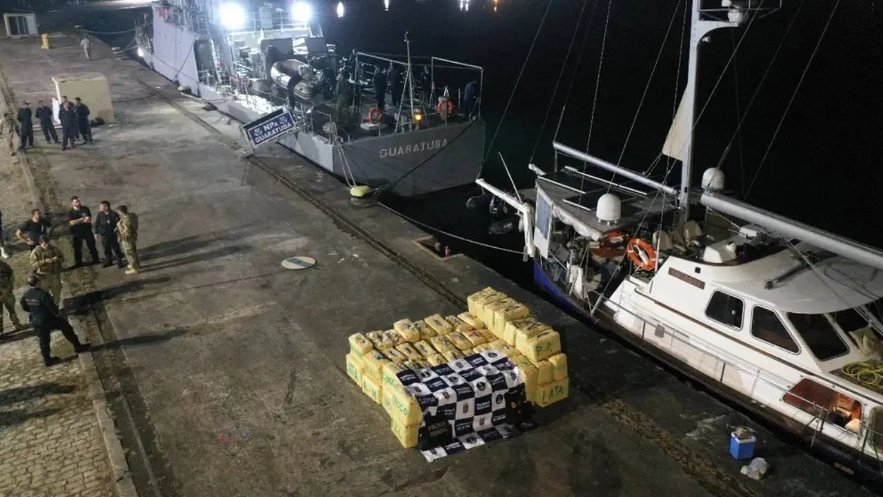 Imagem mostra embarcação alemã Thiassi aonde a Polícia Federal, em parceria com a Marinha, apreendeu três toneladas de haxixe no dia 10 de novembro de 2023. Cearense é preso por suspeita de envolvimento em uma das maiores apreensões de haxixe do Brasil