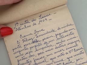 O caderno de Úrsula Azevedo tem cartas recitadas por ela das lembranças de um amor do passado, vivido em meados dos anos 1900