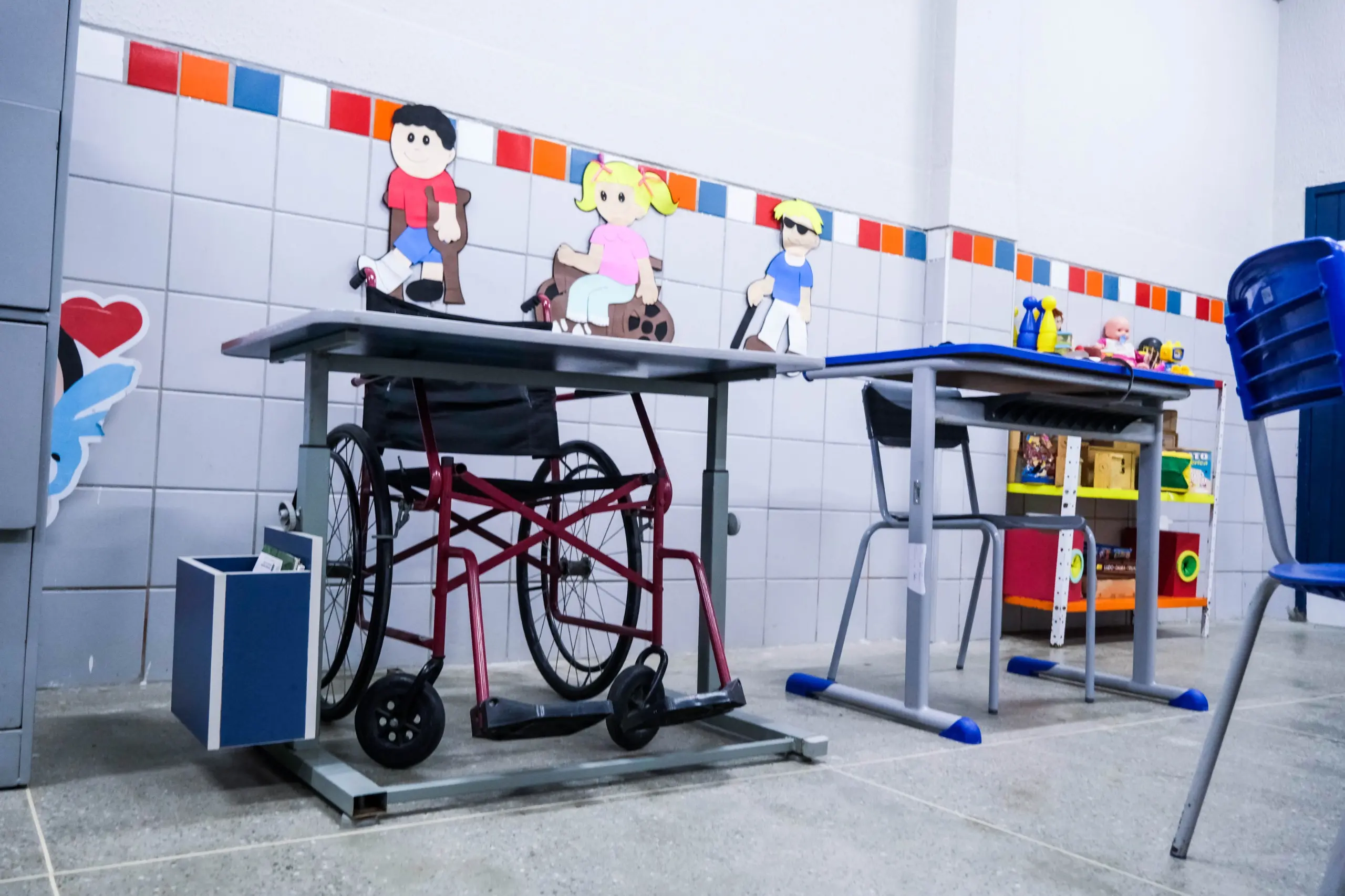 Sala de aula adaptada para estudantes em cadeiras de rodas