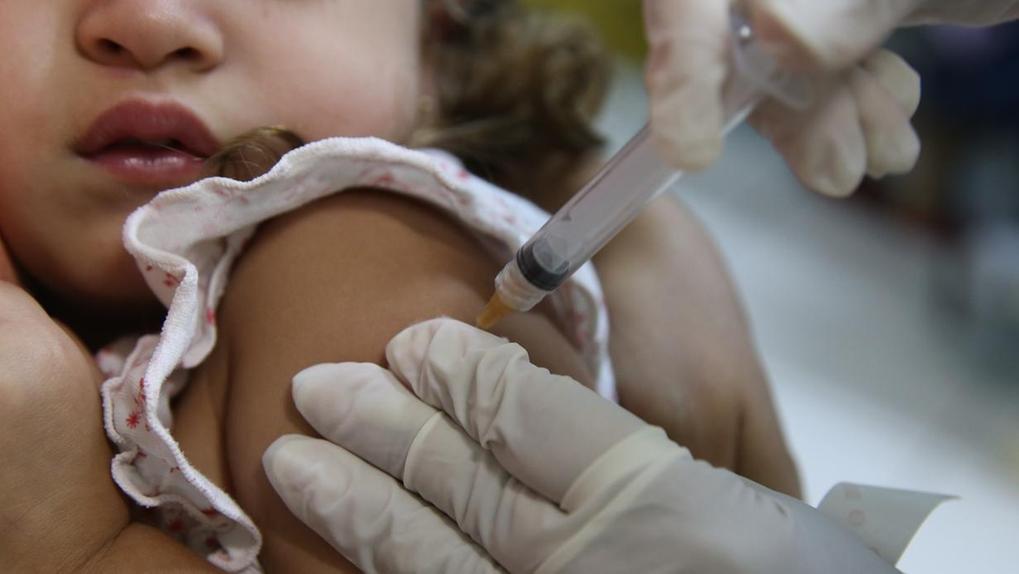 Imagem mostra menina recebendo dose de vacina. Vacinação em Fortaleza: onde tomar, horários de funcionamento e imunizantes disponíveis