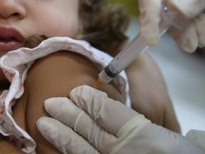 Imagem mostra menina recebendo dose de vacina. Vacinação em Fortaleza: onde tomar, horários de funcionamento e imunizantes disponíveis