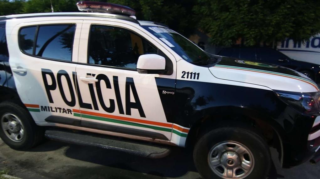 Imagem mostra uma viatura da Polícia Militar do Ceará. Homem é preso em flagrante suspeito de tentar matar própria irmã no Interior do Ceará