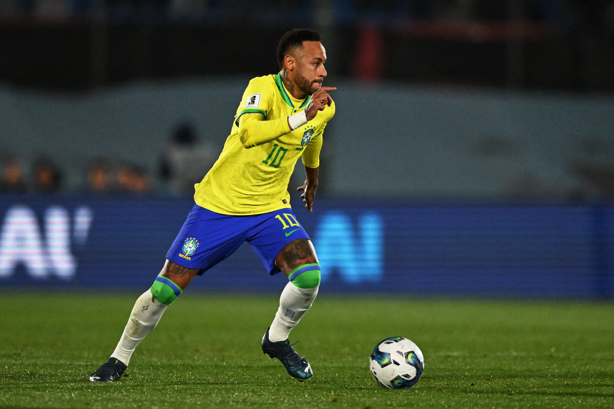 Neymar em ação com a camisa da Seleção Brasileira.