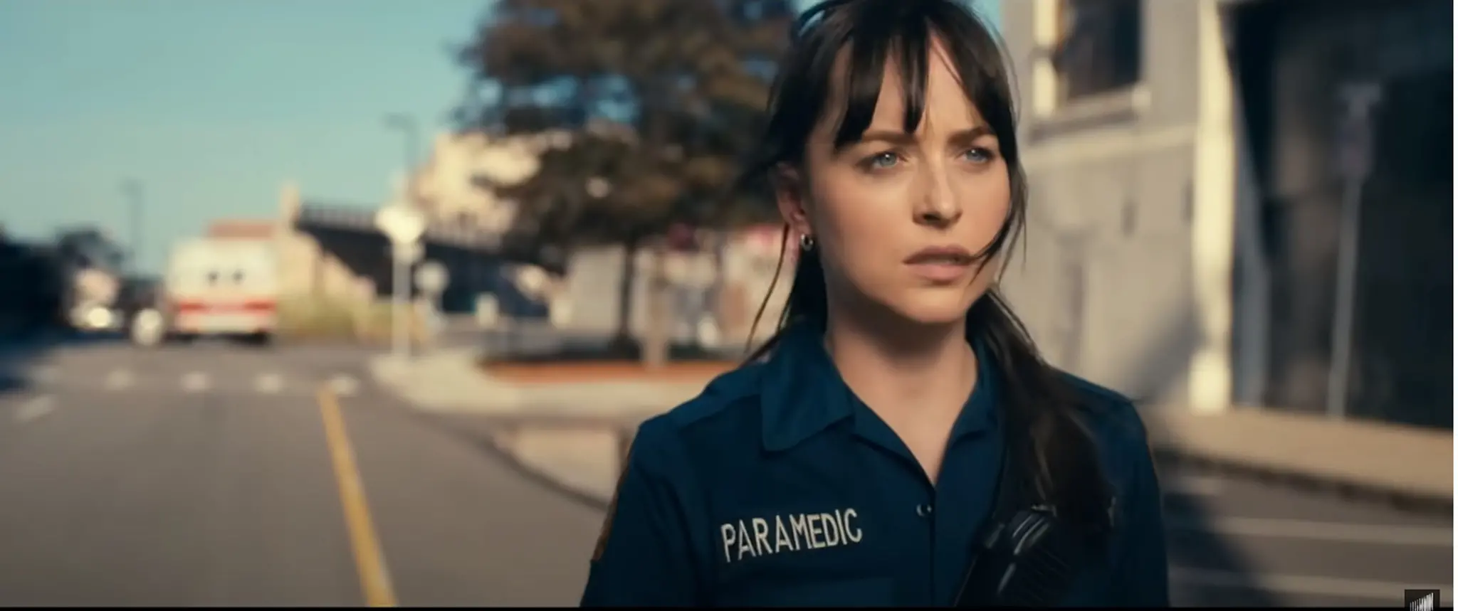 Imagem de Dakota Johnson no trailer do filme Madame teia