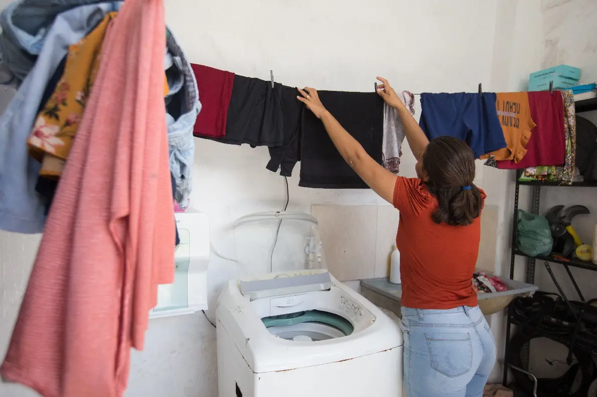 Mulher estendendo a roupa