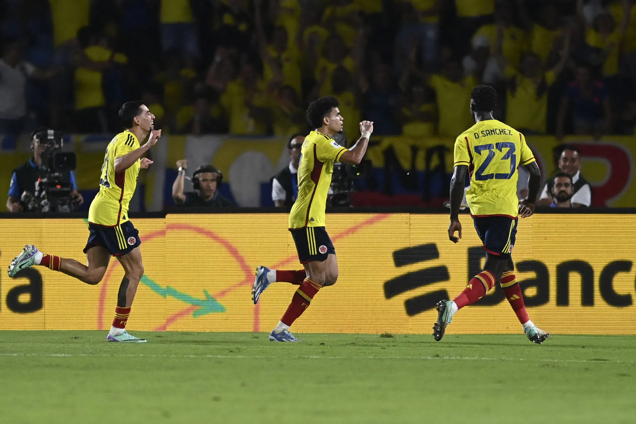Luis Díaz celebra um dos gols marcados no jogo.