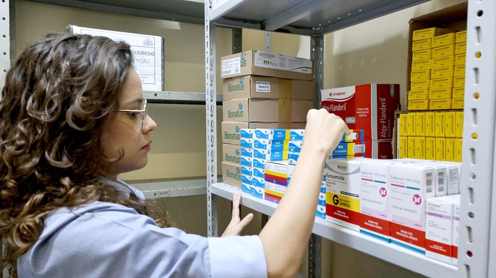 Profissional da saúde atuando na distribuição gratuita de medicamento em equipamento da rede pública municipal de saúde de Fortaleza, capital do Ceará.