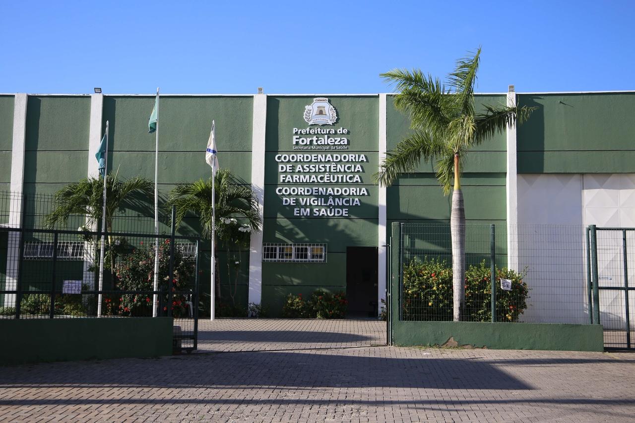 Fachada da seda da Coordenadoria de Assistência Farmacêutica e da Coordenadoria de Vigilância em Saúde, em Fortaleza, capital do Ceará.