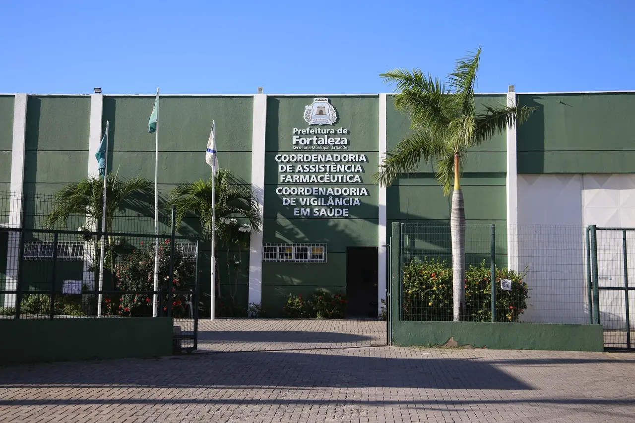 Fachada da seda da Coordenadoria de Assistência Farmacêutica e da Coordenadoria de Vigilância em Saúde, em Fortaleza, capital do Ceará.