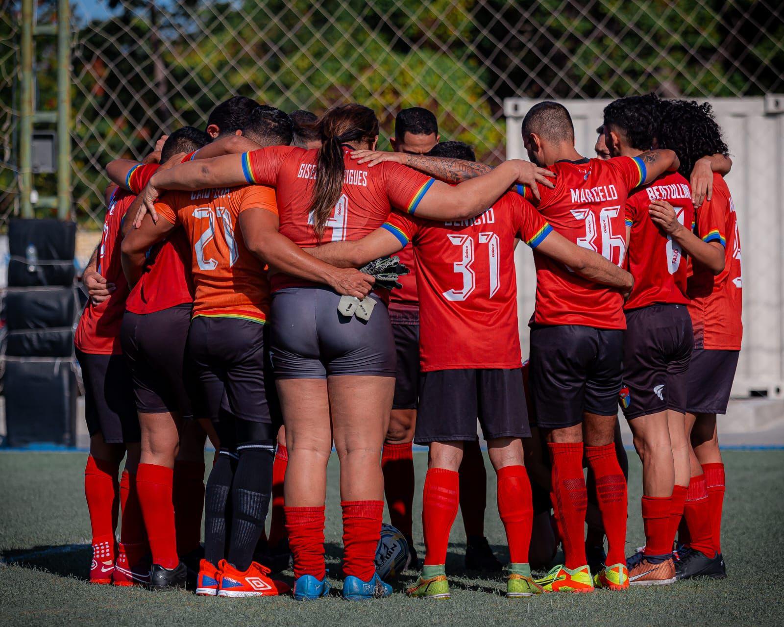 Imagem mostra jogadores de futebol