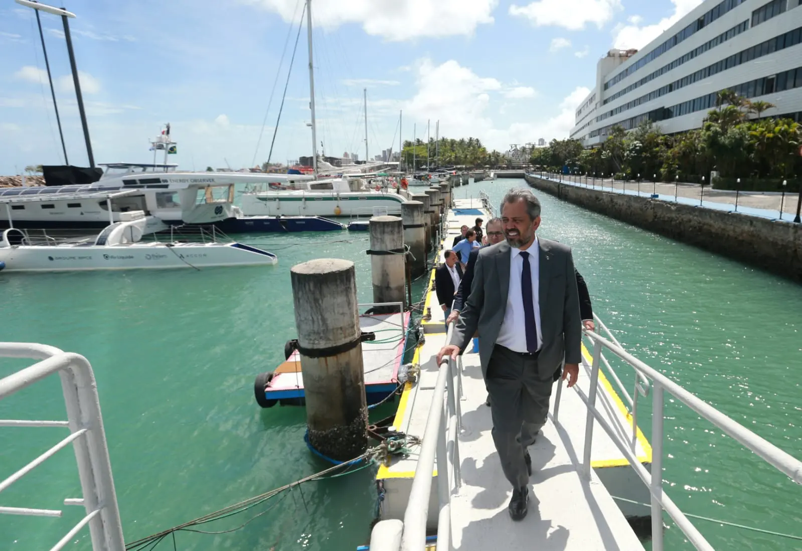 Governador Elmano de Freitas em visita ao barco Energy Observer