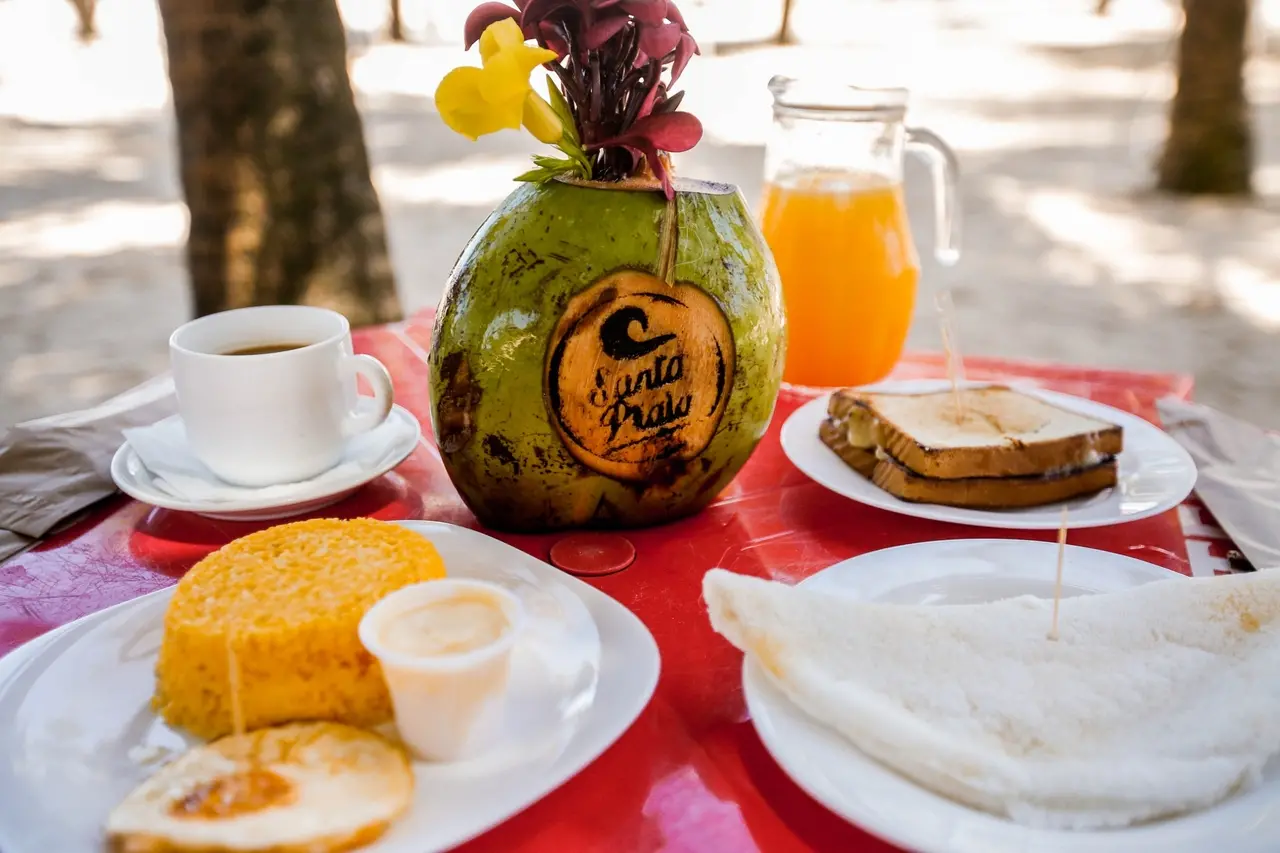 Simples que funciona: cuscuz, tapioca e misto quente são protagonistas no café da Santa Praia