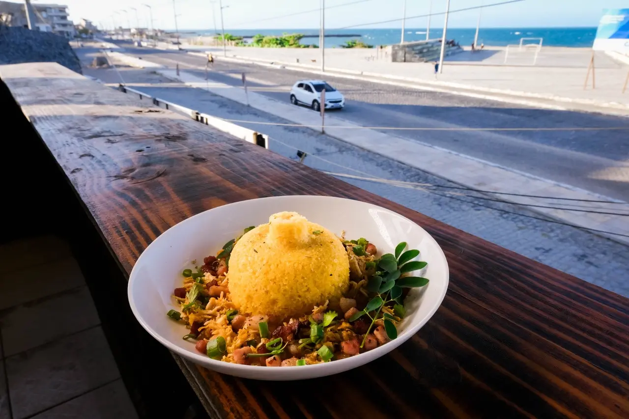 Cuscuz é bem servido, com adicionais escolhidos pelo cliente