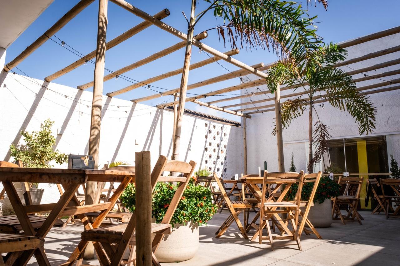Café de Praia oferece ambiente ensolarado e aberto