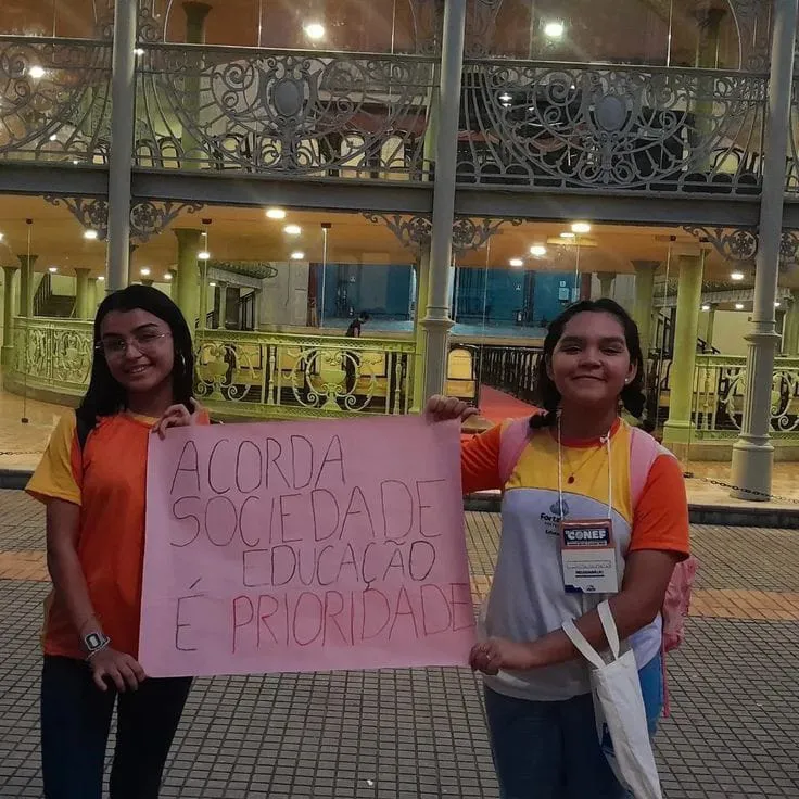 Sofia de Matos (à direita) é aluna do 9º ano da EMEIF Angélica Gurgel