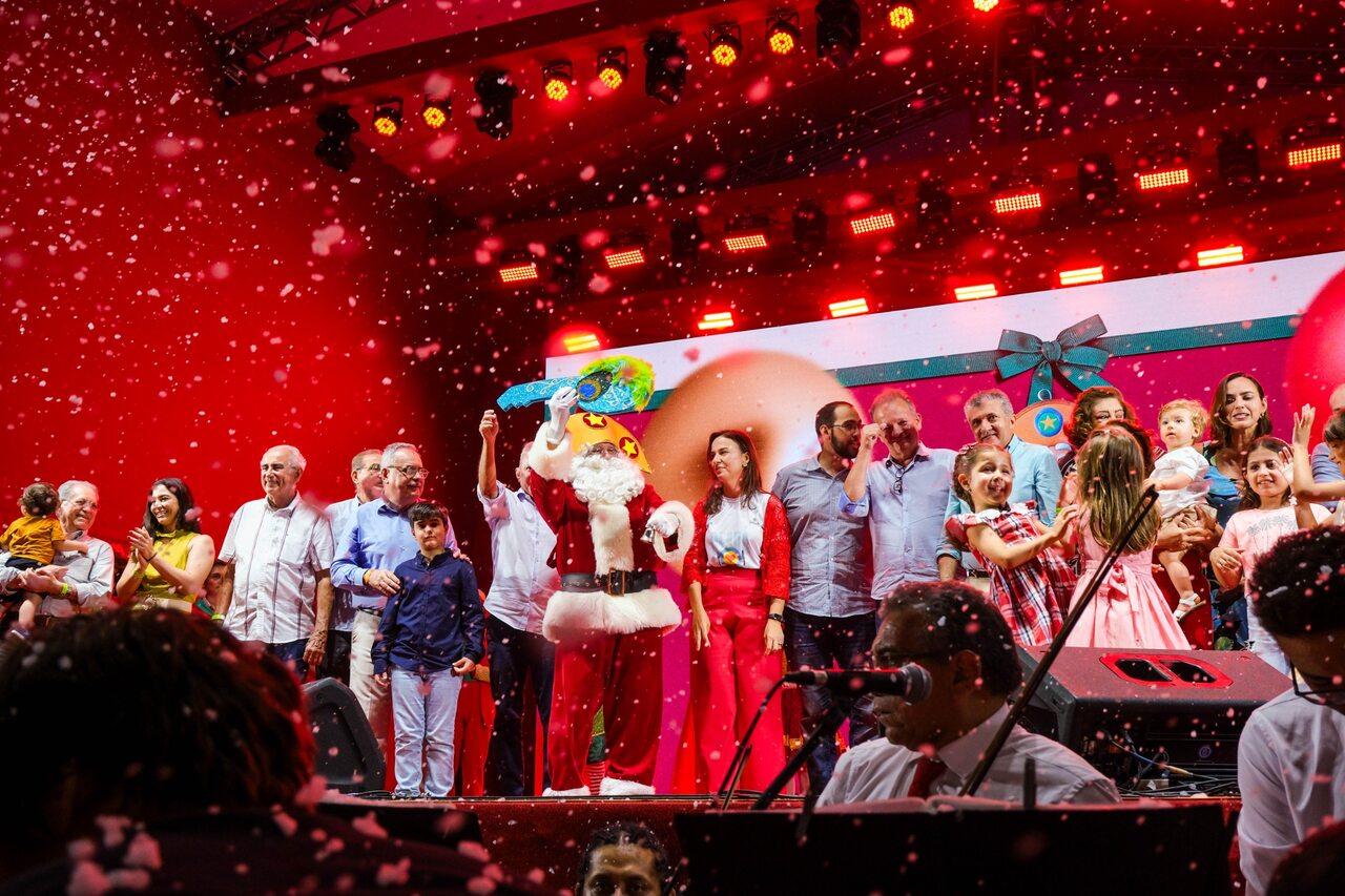 Foto de políticos e autoridades no Natal de Luz