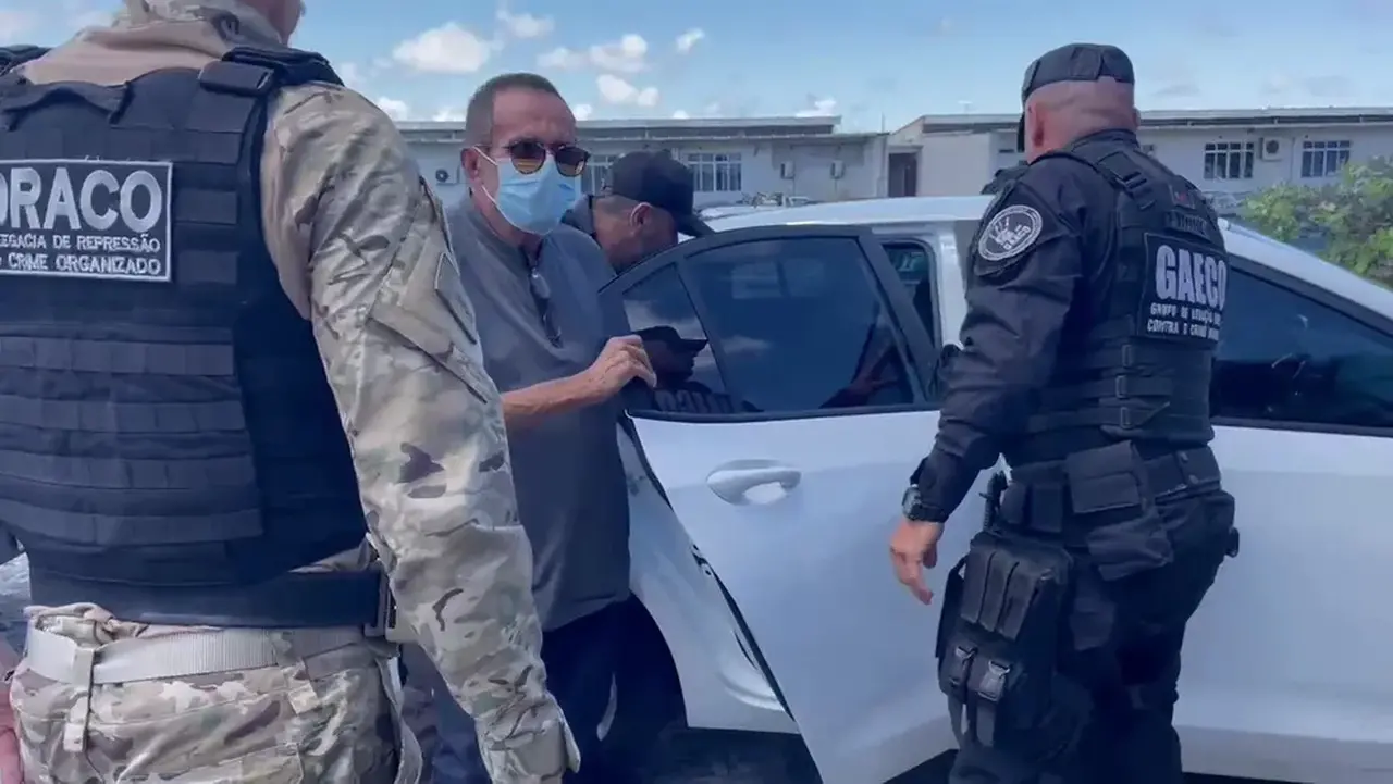 Padre sendo preso policiais