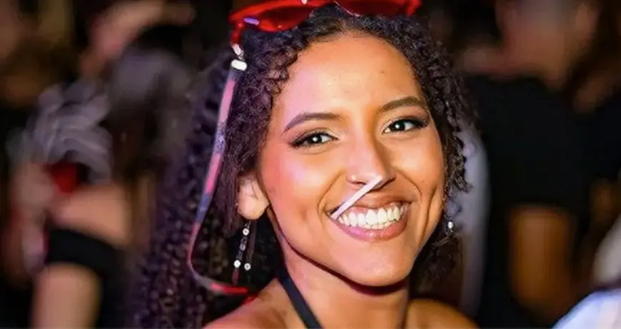 Foto da fã sorrindo em show