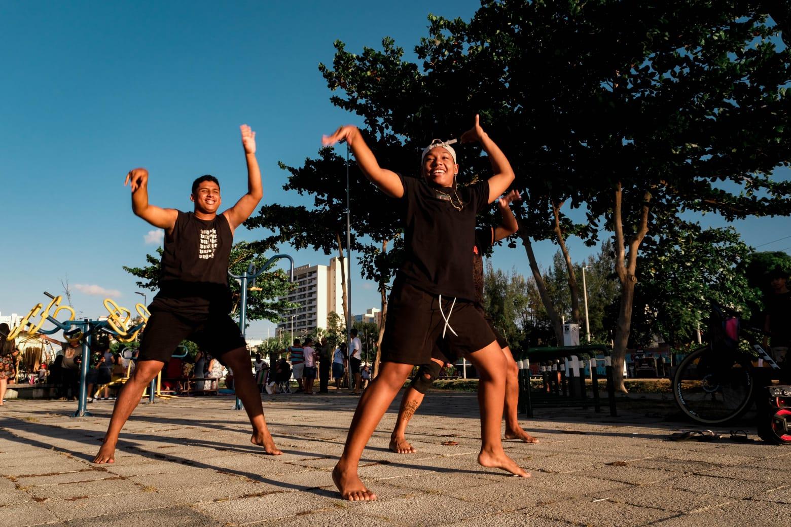 Grupos de dança usam pequenas caixas de som para dançar nos equipamentos públicos como no Parque Rachel de Queiroz