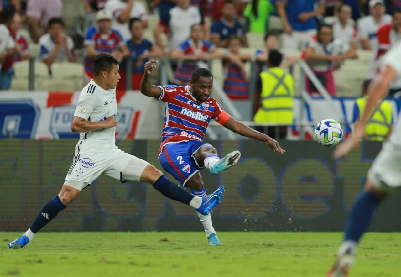 Tinga tenta o lançamento em partida contra o Cruzeiro.