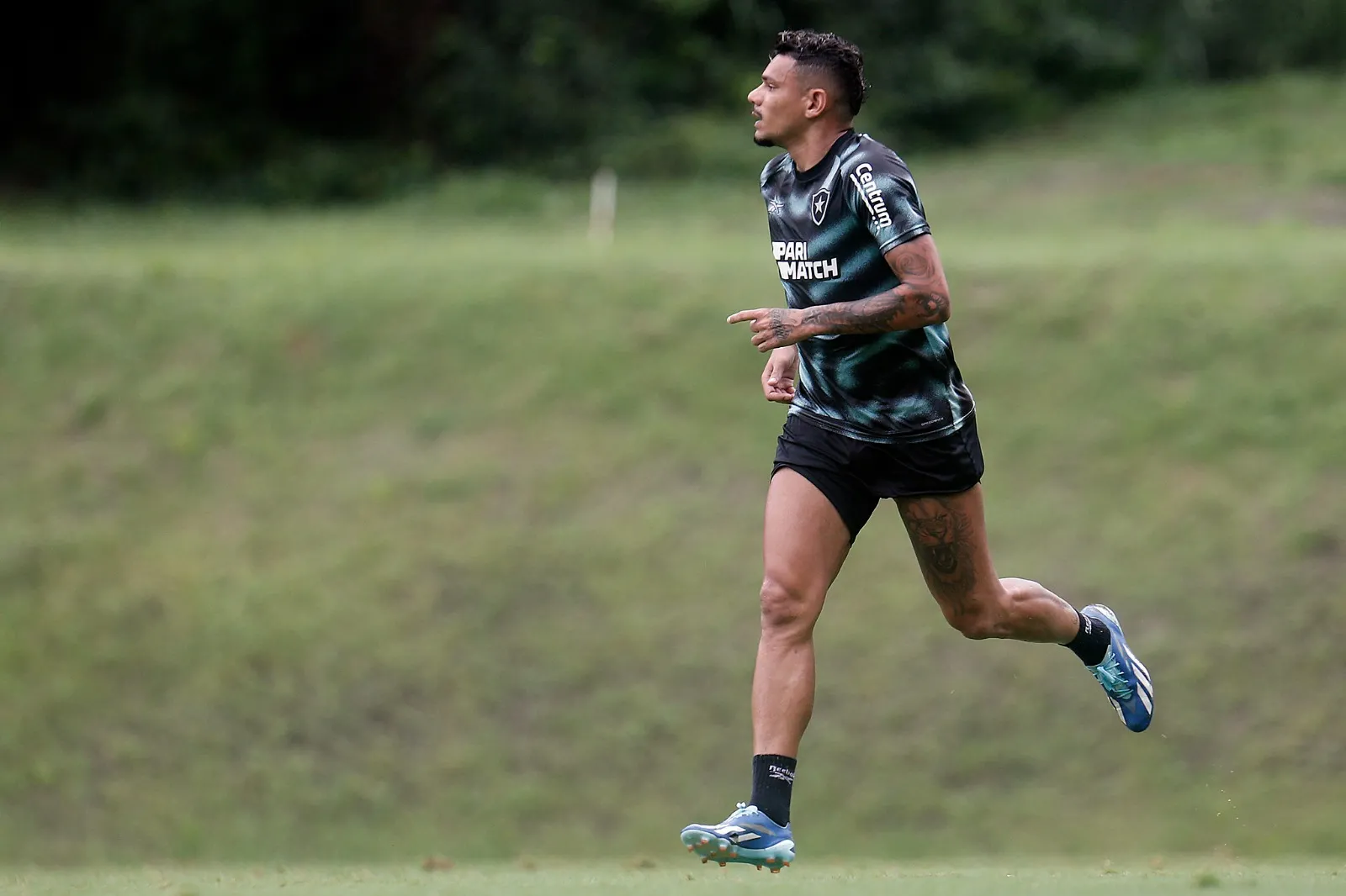 Tiquinho voltou a treinar no Botafogo nesta segunda-feira