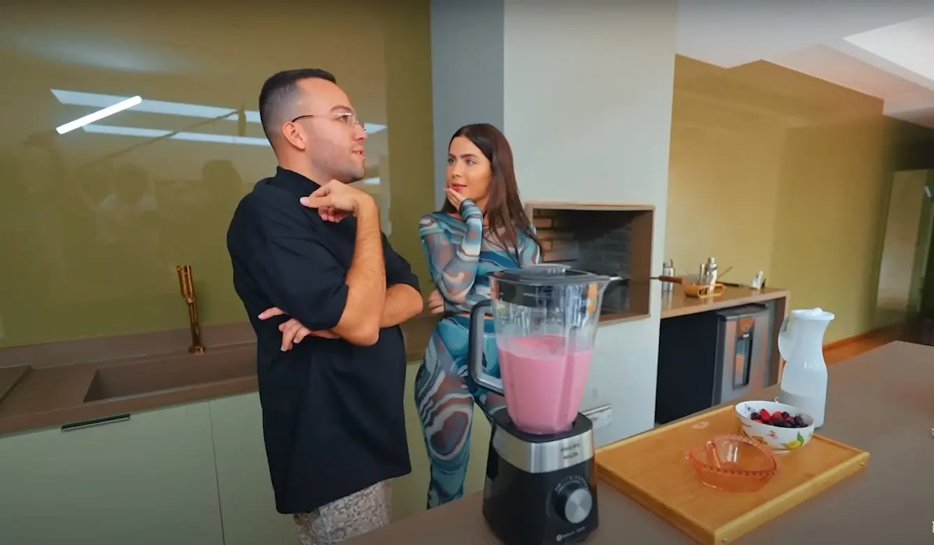 jade e lucas na cozinha da casa