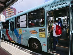 Estudante embarcando em ônibus de Fortaleza