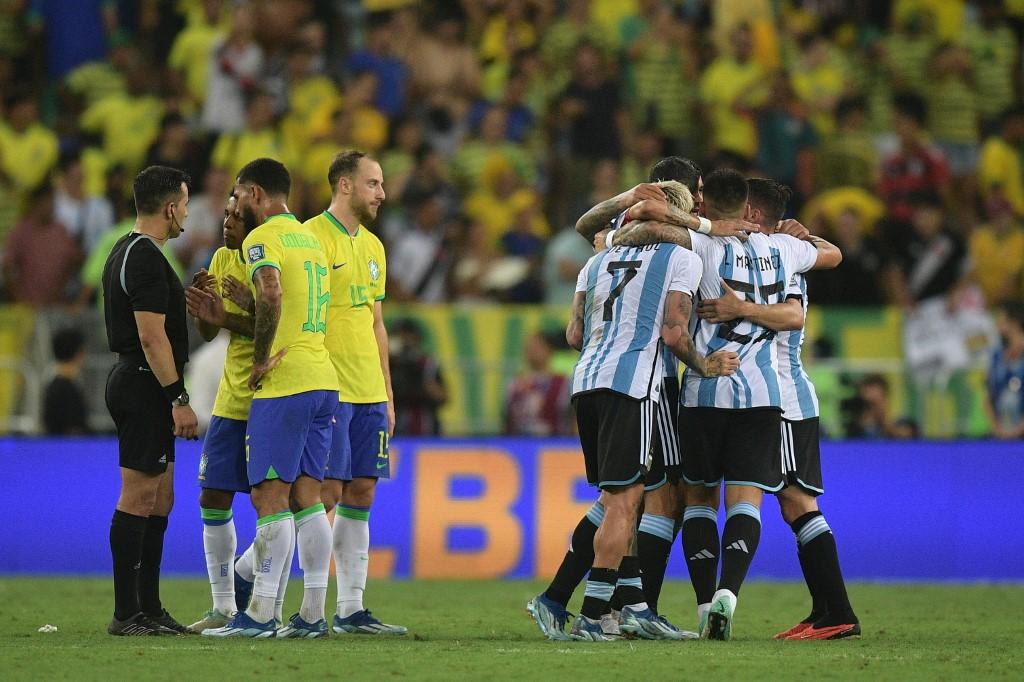 Briga entre torcedores de Brasil e Argentina e PMs atrasa início do jogo no  Maracanã - Ultima Hora Online