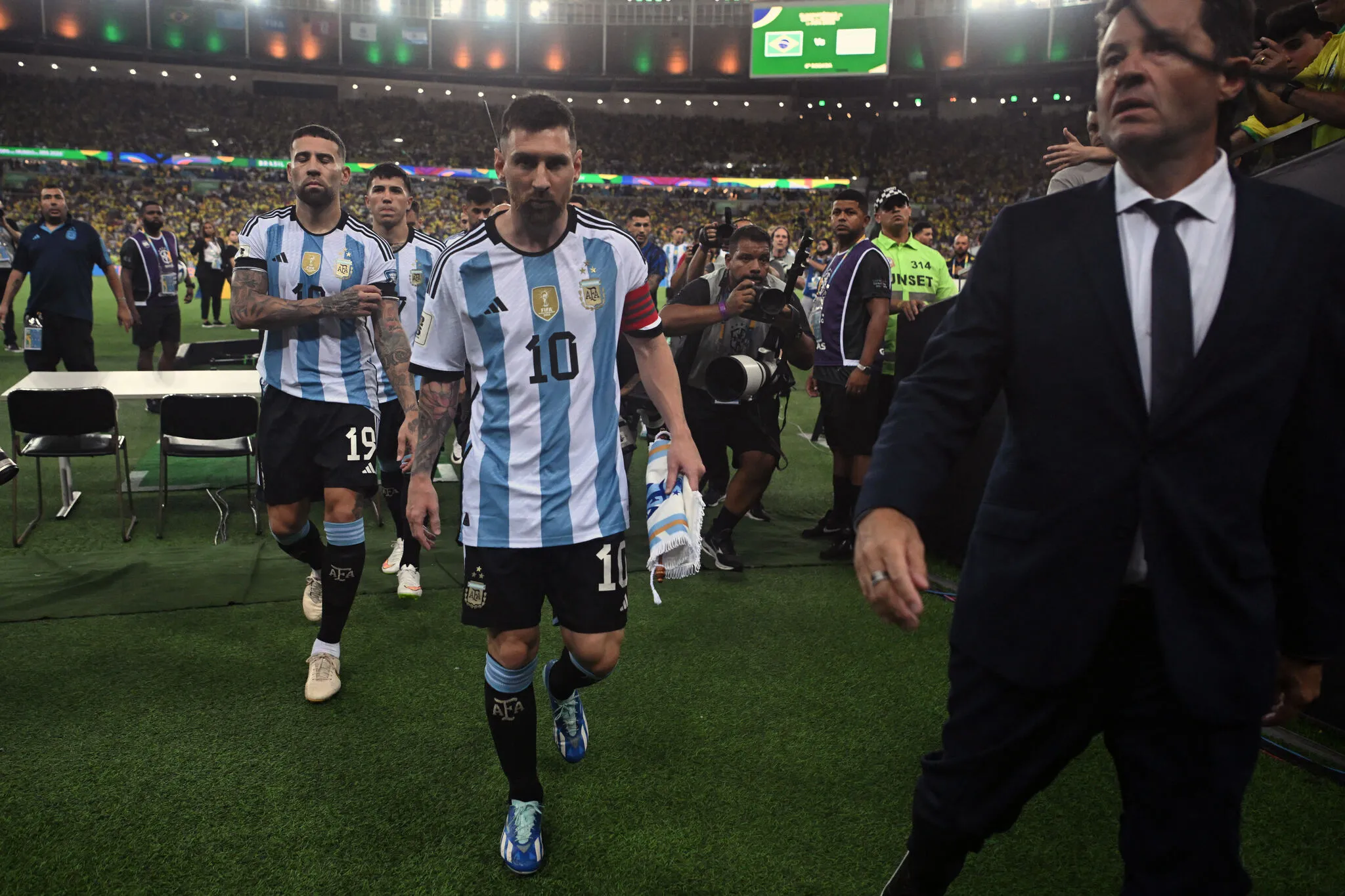 Craque argentino chegou a liderar sua seleção em direção ao vestiário após briga nas arquibancadas.