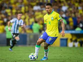 Foto de Gabriel Jesus em ação com a camisa da Seleção Brasileira