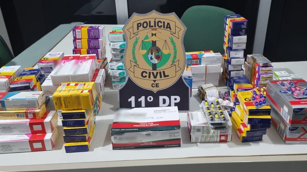remédios apreendidos em feira livre em cima de mesa com brasão da polícia civil do ceará