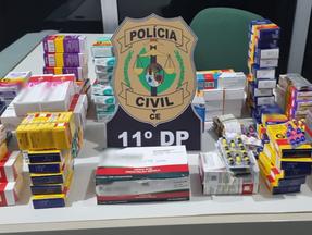 remédios apreendidos em feira livre em cima de mesa com brasão da polícia civil do ceará