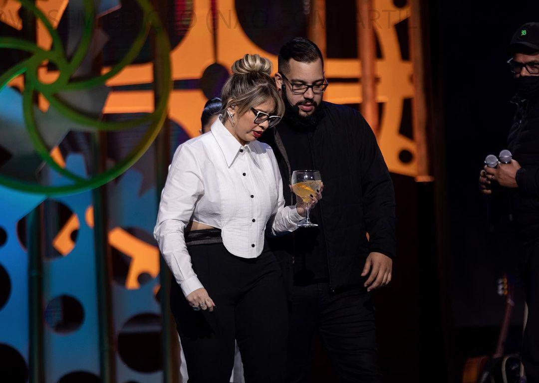 Marília Mendonça e Henrique Bahia no palco