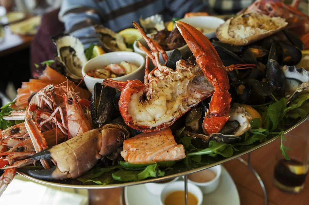 prato de lagosta ao alho e óleo