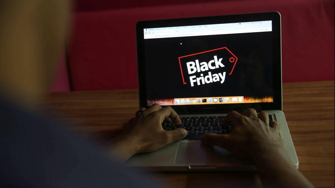 Pessoa em site na Black Friday