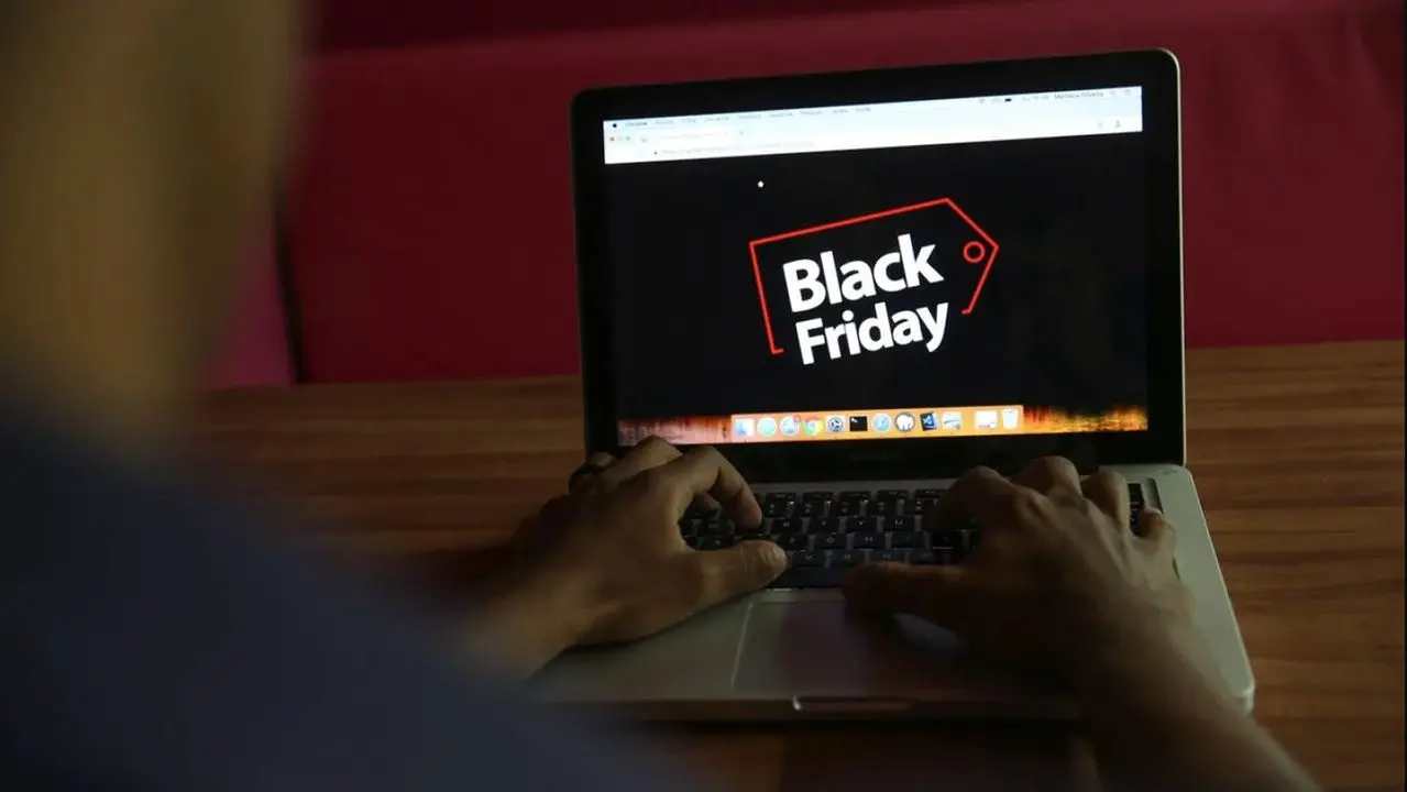 Pessoa em site na Black Friday